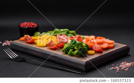 Salad of fresh and steamed vegetables cherry tomatoes, broccoli and carrots 100557323