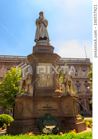 Statue of Leonardo da Vinci at Piazza della Scala in Milan, Italy 100557921