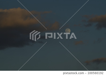 Hakushu-cho, Hokuto City, a small moon with an age of 13.8 floating in the clouds at sunset 100560192