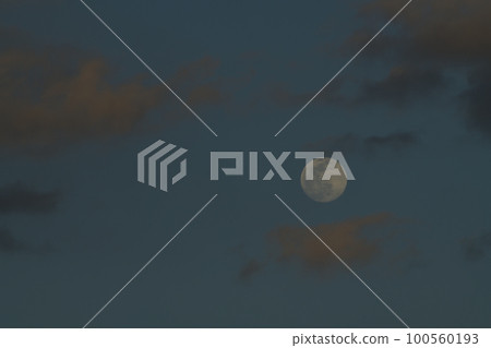 Hakushu-cho, Hokuto City, a small moon with an age of 13.8 floating in the clouds at sunset Hakushu-cho, Hokuto City, a small moon with an age of 13.8 floating in the clouds at sunset 100560193