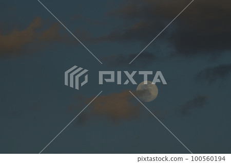 Hakushu-cho, Hokuto City, a small moon with an age of 13.8 floating in the clouds at sunset 100560194