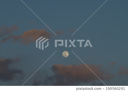 Hakushu-cho, Hokuto City, a small moon with an age of 13.8 floating in the clouds at sunset Hakushu-cho, Hokuto City, a small moon with an age of 13.8 floating in the clouds at sunset 100560291