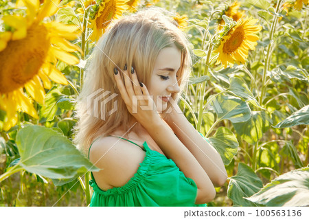 girl in sunflowers 100563136