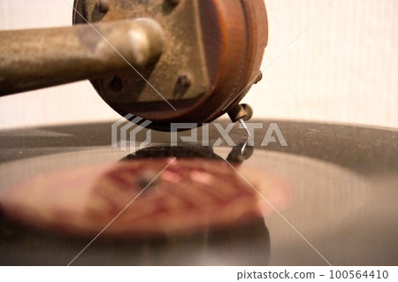 Old record and retro gramophone 100564410