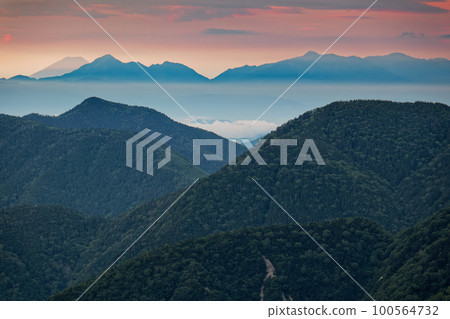 從北阿爾卑斯山和西穗高嶽山脊線看到黎明時分的富士山和南阿爾卑斯山 100564732