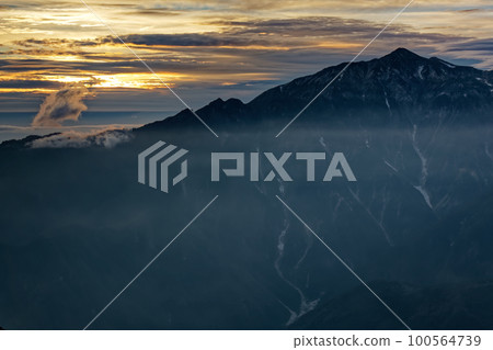 從北阿爾卑斯山的西保山莊附近看到黃昏的笠嶽山 從北阿爾卑斯山的西保山莊附近看到黃昏的笠嶽山 100564739