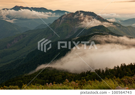 黃昏時分，從北阿爾卑斯山西穗高山的山脊線眺望燒岳 100564743