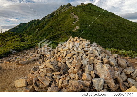從北阿爾卑斯山的西穗山莊附近看到的黃昏西穗高山 從北阿爾卑斯山的西穗山莊附近看到的黃昏西穗高山 100564744