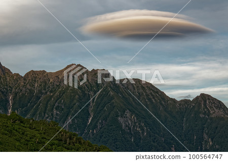 從北阿爾卑斯山的西穗山莊附近看到的明神山和黃昏時的莢狀雲 100564747