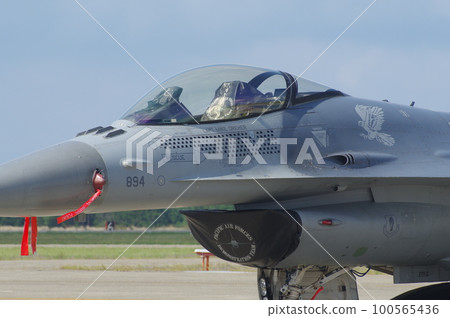 航空自衛隊航空節上展出的美國空軍三澤空軍基地的F-16 航空自衛隊航空節上展出的美國空軍三澤空軍基地的F-16 100565436