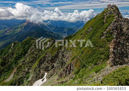 夏季的北阿爾卑斯山、西穗高山、燒岳 夏季的北阿爾卑斯山、西穗高山、燒岳 100565853