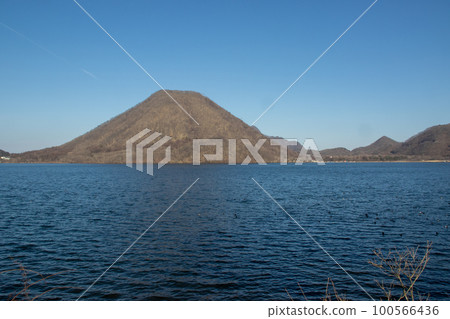 早春的榛名湖和榛名富士 100566436