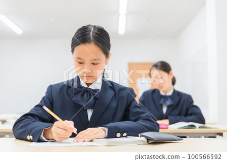 穿著制服在補習班/學校教室學習的初中生、高中生、小學生(考試) 穿著制服在補習班/學校教室學習的初中生、高中生、小學生(考試) 100566592