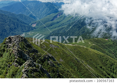 Doppyo and Nishiho Sanso/Kamikochi seen from the ridgeline of Mt. Nishihotaka in the Northern Alps 100567163