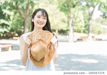戴帽子的亞洲女人（防紫外線、微笑、防曬） 100567374