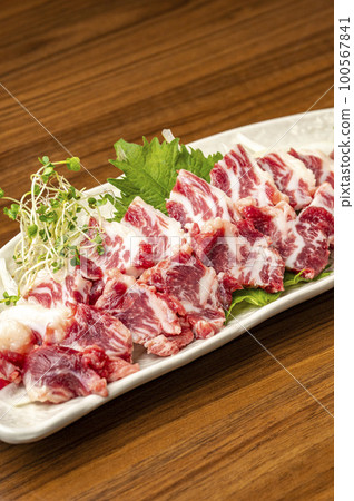 Fresh horsemeat sashimi from Kumamoto 100567841