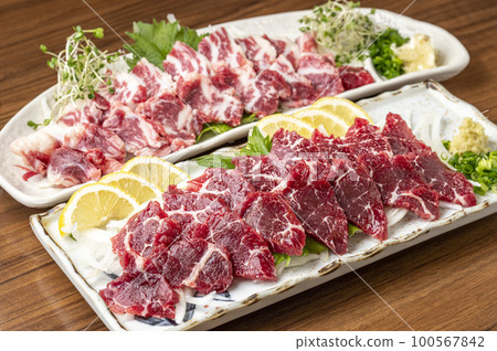 Fresh horsemeat sashimi from Kumamoto 100567842