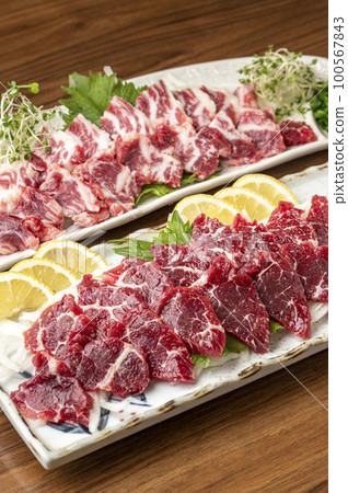 Fresh horsemeat sashimi from Kumamoto 100567843