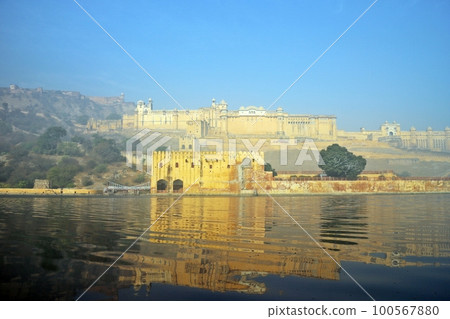 從晨霧籠罩的湖邊看印度琥珀堡 100567880