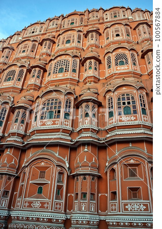 擁有美麗有序凸窗的風之宮殿——印度 100567884