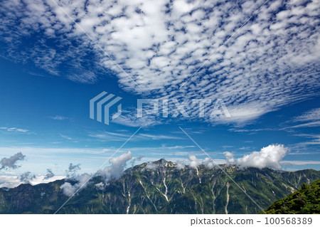 從北阿爾卑斯山西穗高山的山脊線看到的笠嶽山 100568389