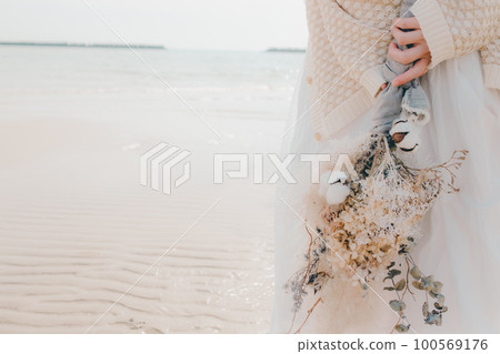 海邊拿著乾花的女人照片 海邊拿著乾花的女人照片 100569176