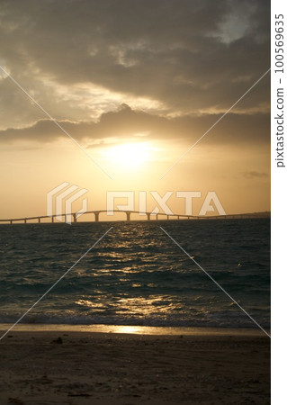 [Okinawa] Miyakojima sunset and beach 100569635