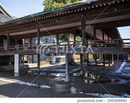 [Japan] Tokyo, Shibamata Taishakuten corridor and pool under it 100569993