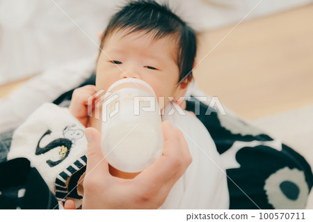 剛出生的嬰兒喝牛奶的照片 剛出生的嬰兒喝牛奶的照片 100570711