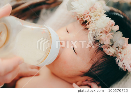 剛出生的嬰兒喝牛奶的照片 100570723