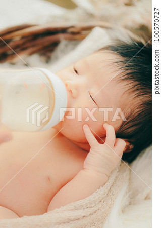 剛出生的嬰兒喝牛奶的照片 100570727