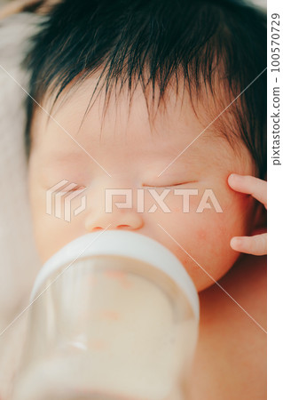 剛出生的嬰兒喝牛奶的照片 剛出生的嬰兒喝牛奶的照片 100570729
