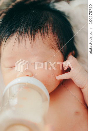 剛出生的嬰兒喝牛奶的照片 剛出生的嬰兒喝牛奶的照片 100570730
