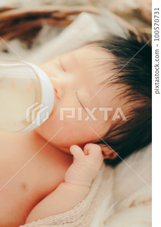 剛出生的嬰兒喝牛奶的照片 剛出生的嬰兒喝牛奶的照片 100570731
