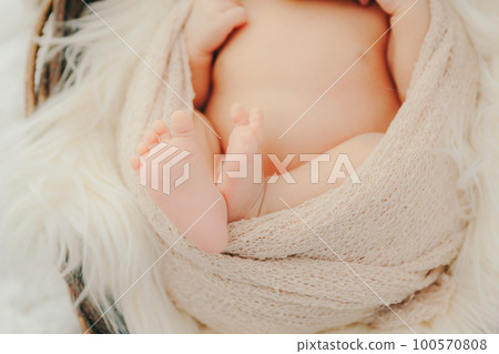 剛出生的嬰兒照片 100570808