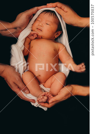 剛出生的嬰兒照片 100570837
