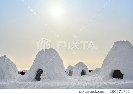 View of the many igloo, the traditional shelter of the northern peoples from the cold, made of snow 100571792