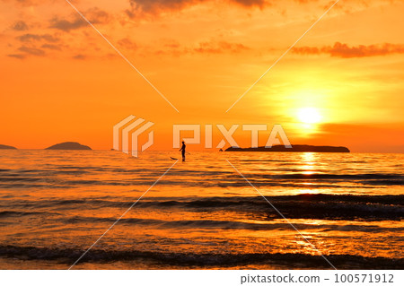 rower in the sunset 100571912