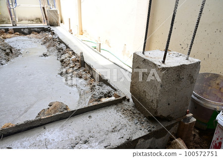 steelbar on cement pole and cement floor, construction industry steelbar on cement pole and cement floor, construction industry 100572751