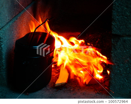 A rice bowl that warms with a bonfire 100572964