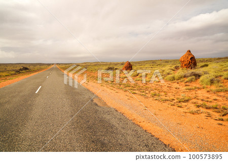 西澳大利亞風景,沿路點綴著巨大的蟻丘 西澳大利亞風景,沿路點綴著巨大的蟻丘 100573895