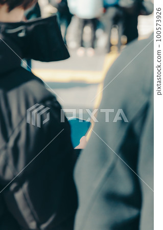 走在城市裡的男大學生照片 100573926