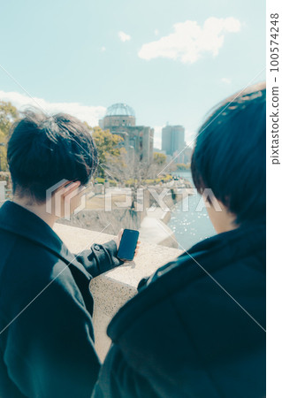 男大學生在觀光地拍紀念照 100574248