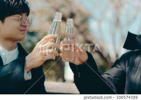 男大學生敬酒圖片 100574389