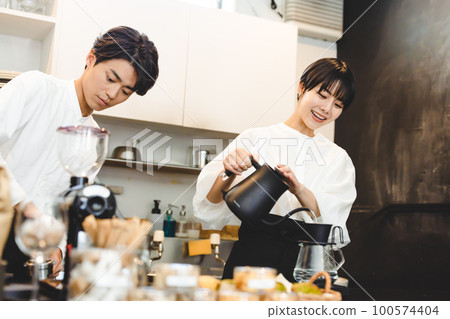 Cafe Staff 100574404