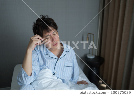 A man in his 40s in the bedroom 100575029
