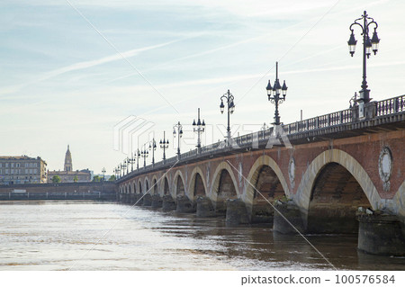 法國波爾多皮埃爾橋 100576584