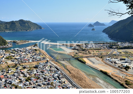 A view of the mouths of the Choshi and Funatsu rivers (from the Takamaru mountain trail) [Kihoku-cho, Kitamuro-gun, Mie Prefecture] 100577203
