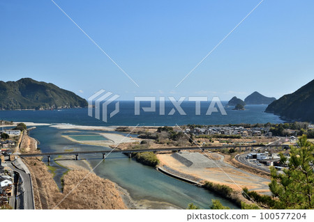 A view of the mouths of the Choshi and Funatsu rivers (from the Takamaru mountain trail) [Kihoku-cho, Kitamuro-gun, Mie Prefecture] 100577204