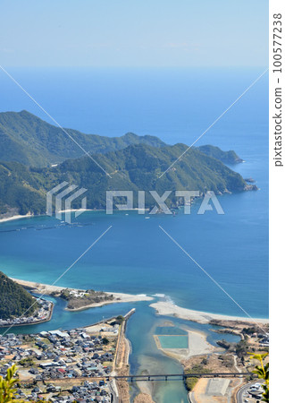 眺望銚子川和船津川的河口（從高丸山山頂）[三重縣北室郡紀北町] 100577238